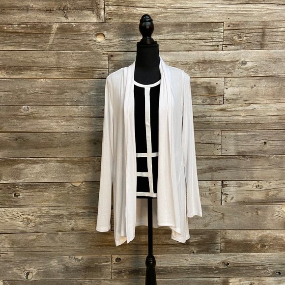 🖤Black and White Graphic Tank Top 🖤 - Picture 4 of 5